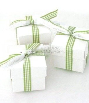 Pudełeczko białe z zieloną wstążką