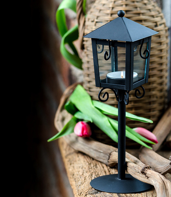 Czarna latarnia dekoracyjna na tealight Stylowy akcent na każdą okazję